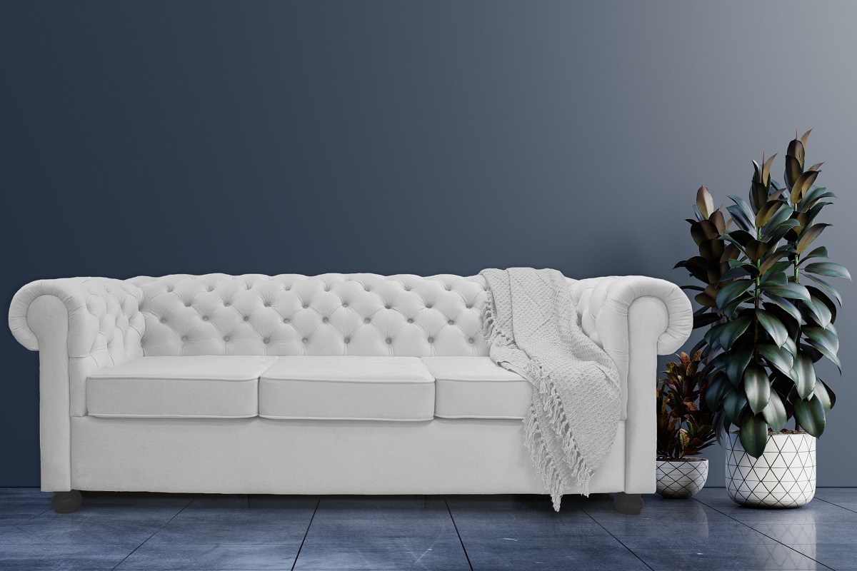 sofa i kanapa biała z ozdobnym kocem